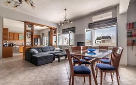 Spacious Apartment Near Downtown